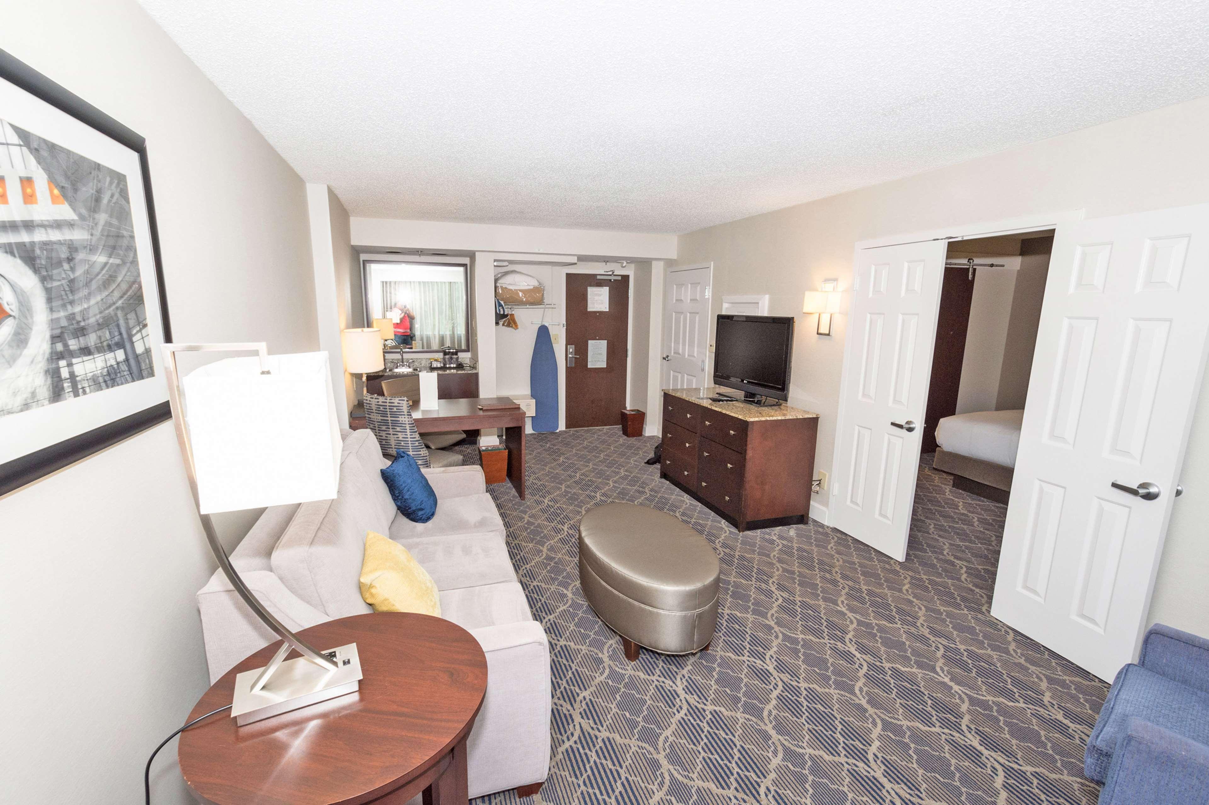 Doubletree Suites By Hilton At The Battery Atlanta Смирна Екстериор снимка