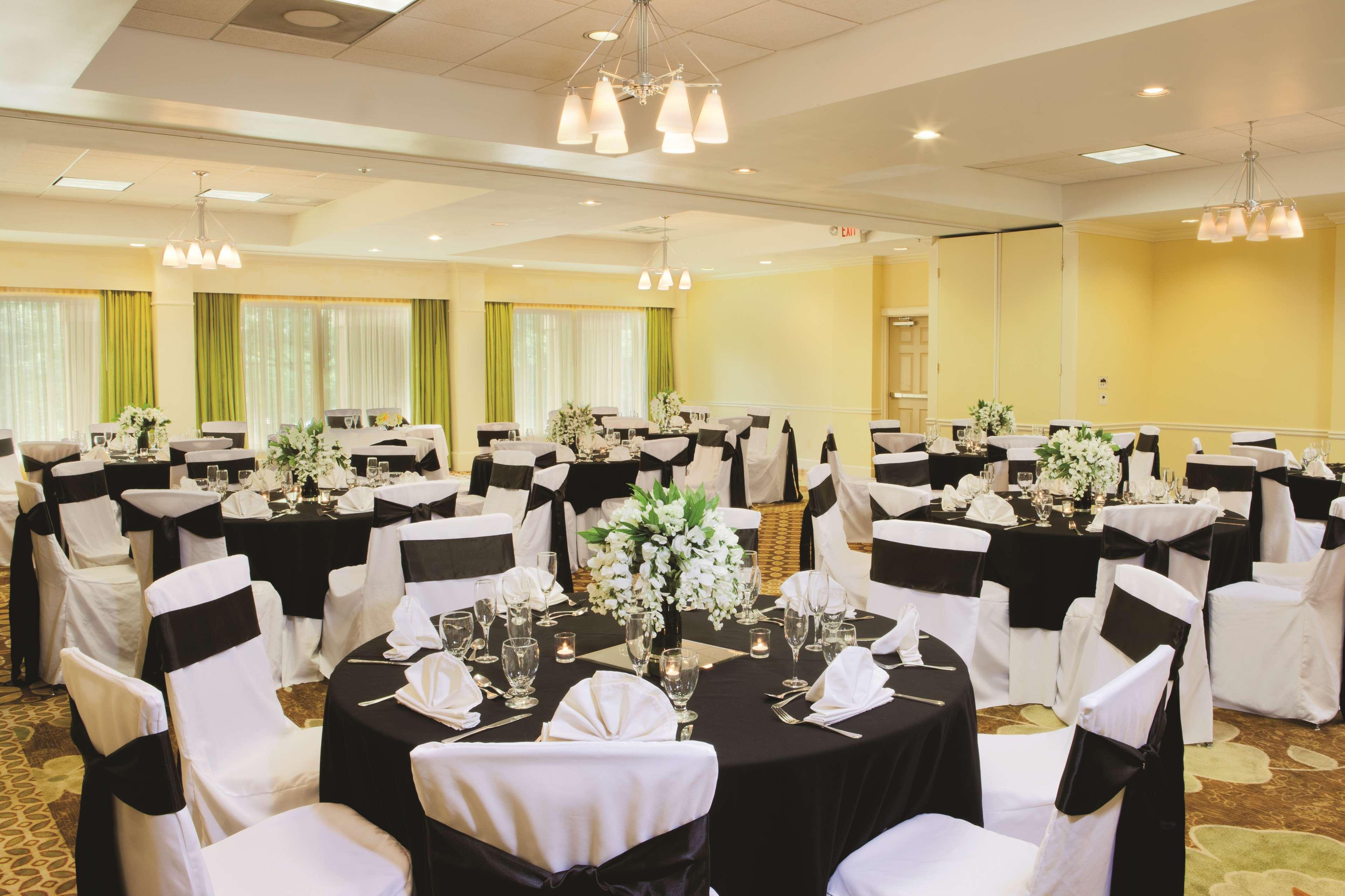 Doubletree Suites By Hilton At The Battery Atlanta Смирна Екстериор снимка