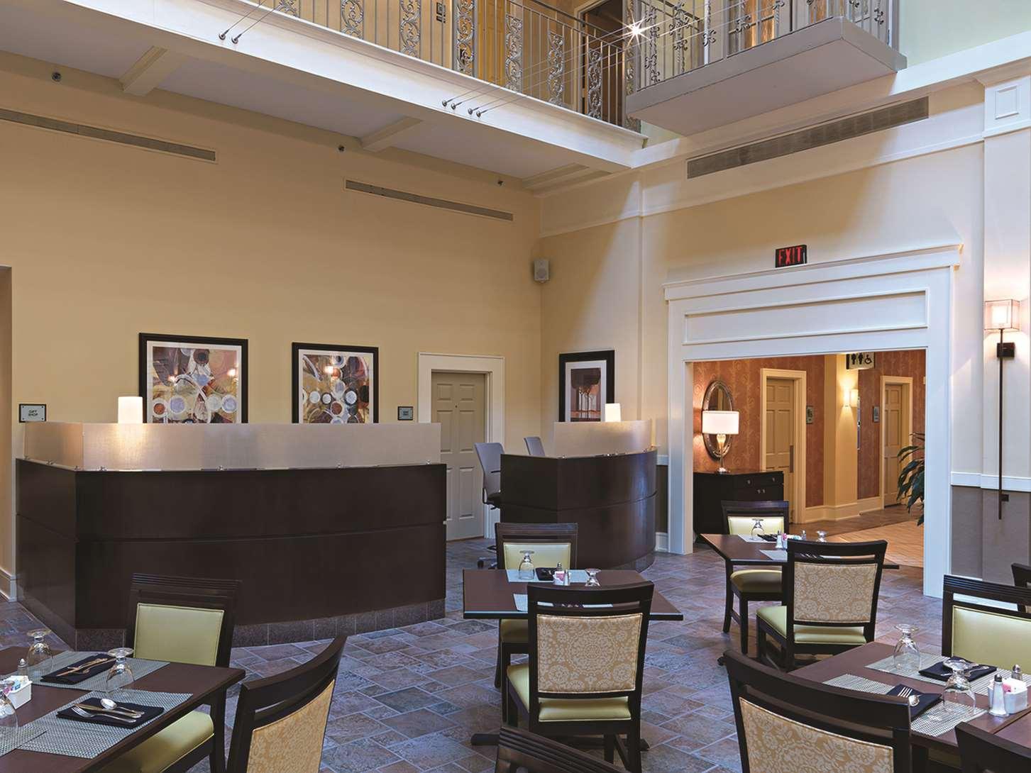 Doubletree Suites By Hilton At The Battery Atlanta Смирна Екстериор снимка