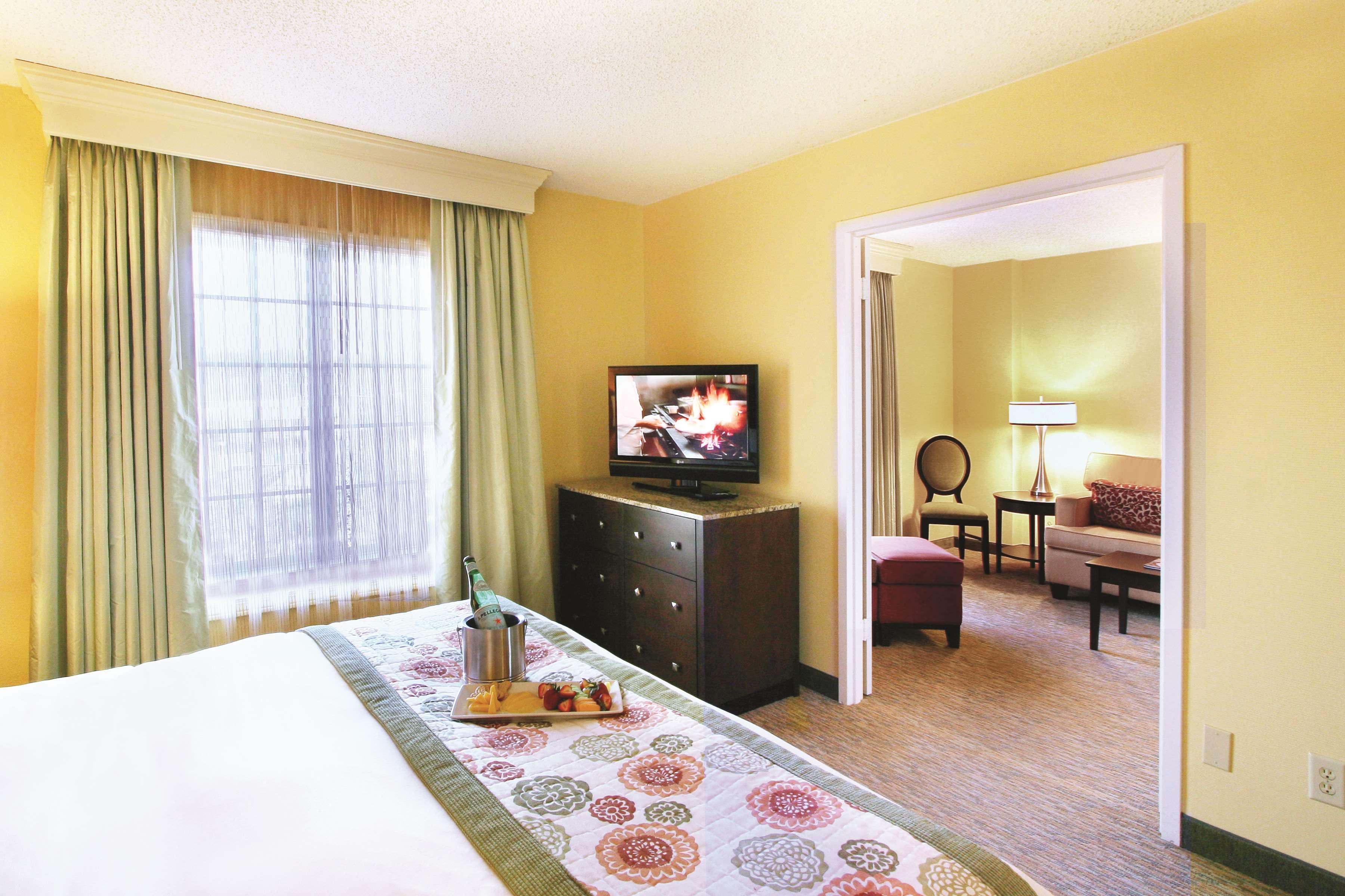 Doubletree Suites By Hilton At The Battery Atlanta Смирна Екстериор снимка