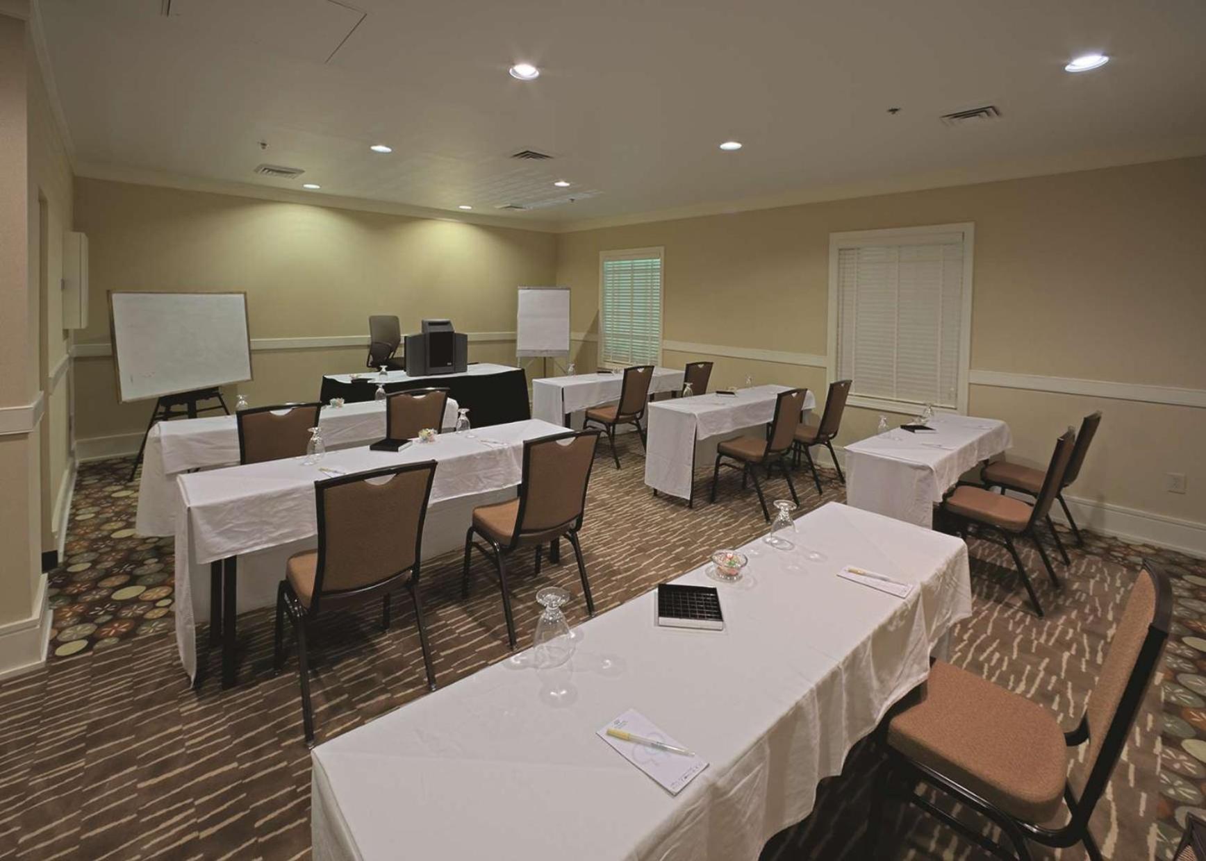 Doubletree Suites By Hilton At The Battery Atlanta Смирна Екстериор снимка