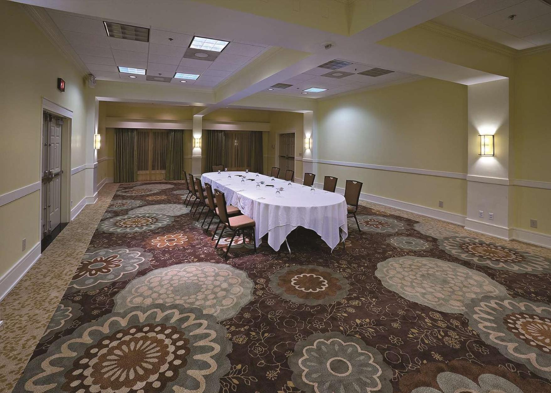 Doubletree Suites By Hilton At The Battery Atlanta Смирна Екстериор снимка