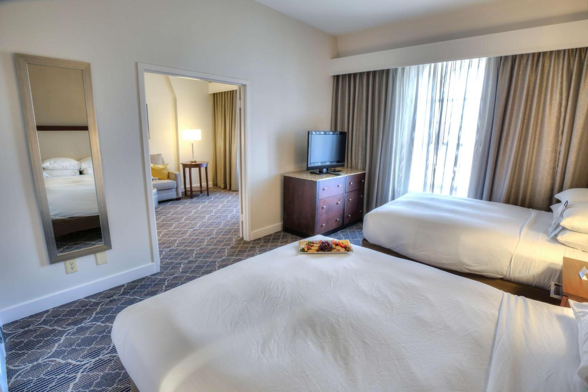 Doubletree Suites By Hilton At The Battery Atlanta Смирна Екстериор снимка