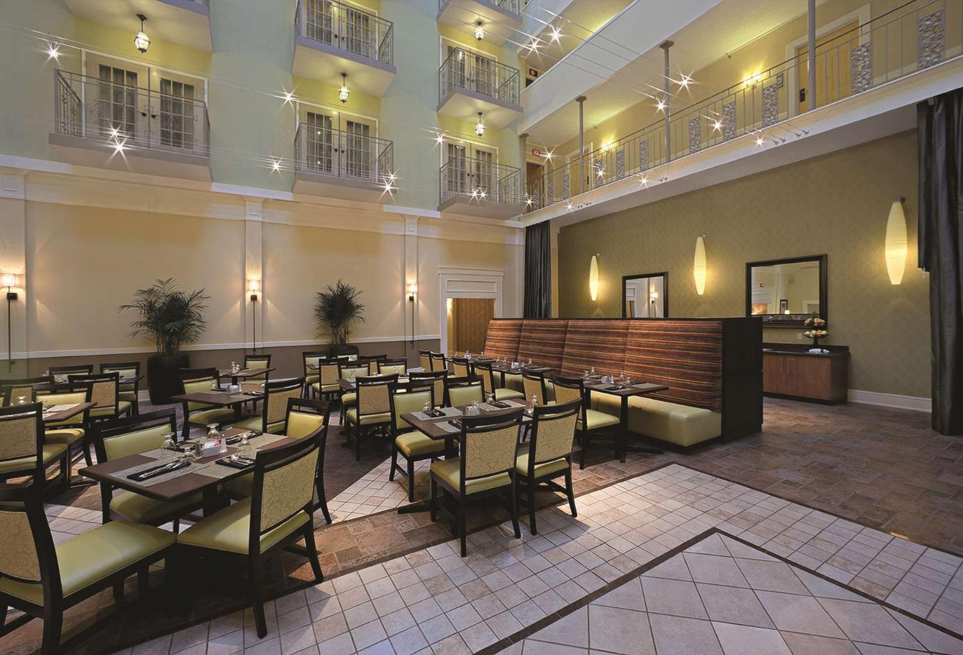 Doubletree Suites By Hilton At The Battery Atlanta Смирна Екстериор снимка