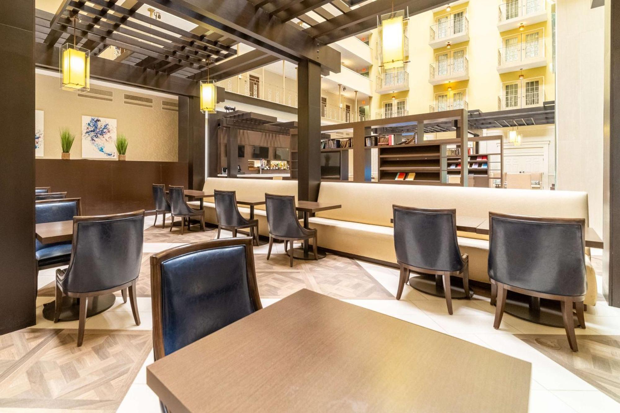 Doubletree Suites By Hilton At The Battery Atlanta Смирна Екстериор снимка